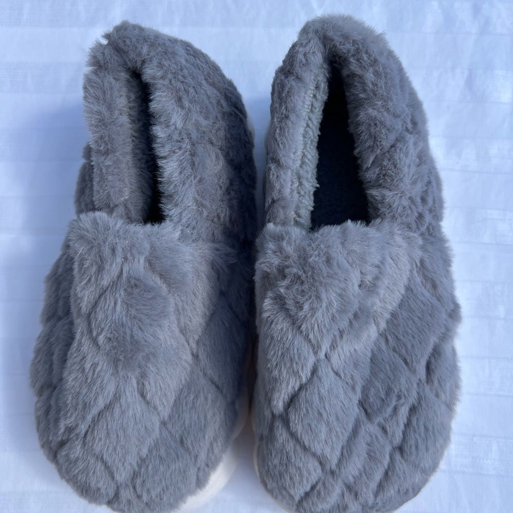 Children’s‎ grey slippers size 2 plushy comfortable